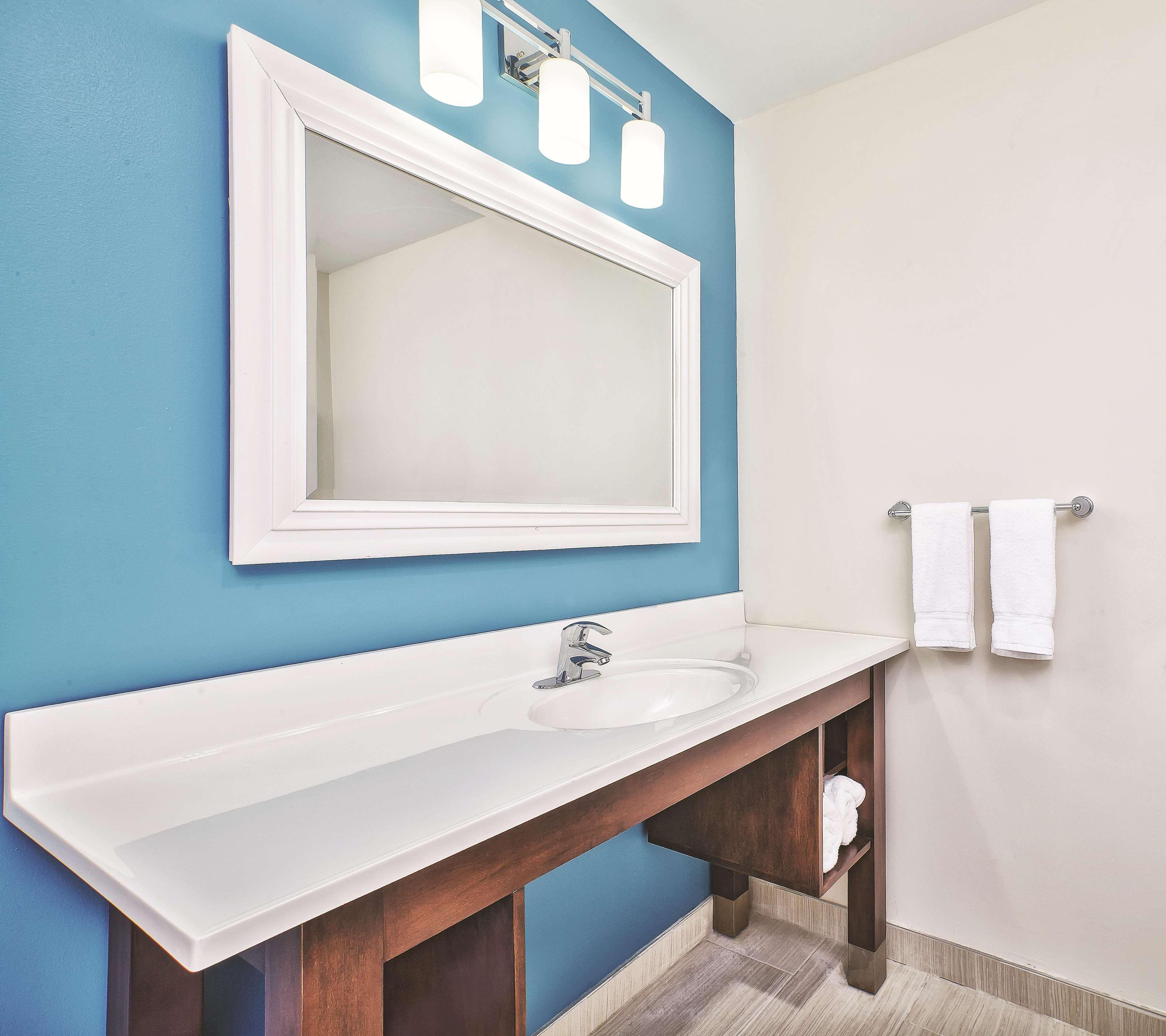 La Quinta By Wyndham Niagara Falls Exterior photo